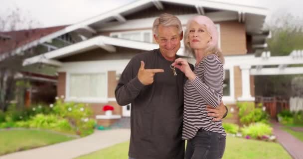 Glückliche Neue Senioren Lächeln Die Kamera Porträt Von Neuen Hausbesitzern — Stockvideo