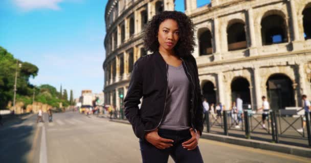 Hermosa Joven Negra Con Rizos Cortos Sonriendo Roma Mujer Turística — Vídeo de stock
