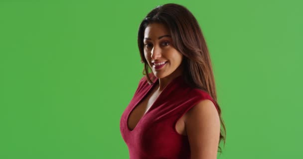 一个闷闷不乐的拉美女人在镜头前嬉笑的画像 在绿色屏幕上键入或合成 — 图库视频影像