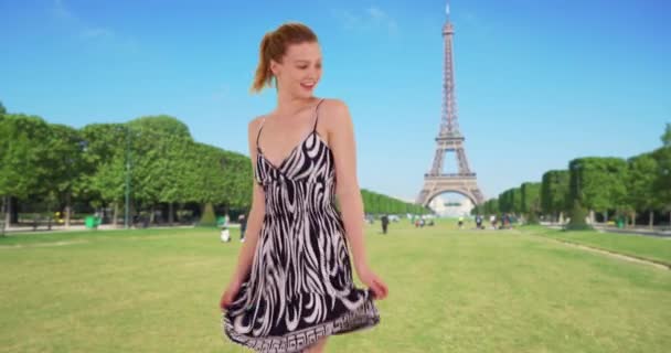 20多岁的无忧无虑的女人穿着太阳衣在埃菲尔铁塔附近跳舞 有趣的白人女人在巴黎享受夏天的快乐 — 图库视频影像