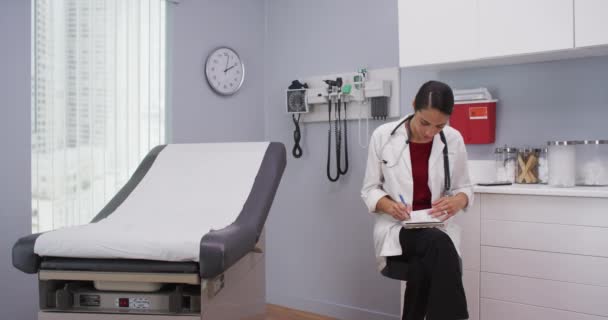 Gros Plan Charmant Médecin Latino Examinant Les Dossiers Des Patients — Video