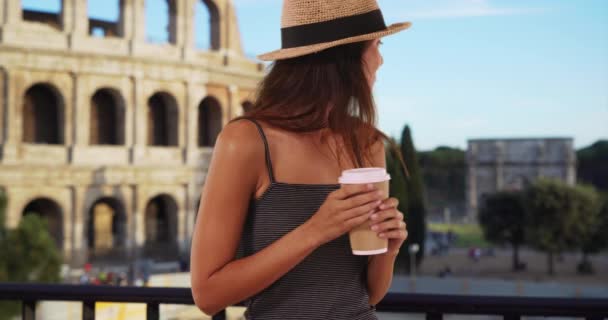 Hermosa Joven Viaje Sosteniendo Una Taza Café Cerca Del Coliseo — Vídeos de Stock