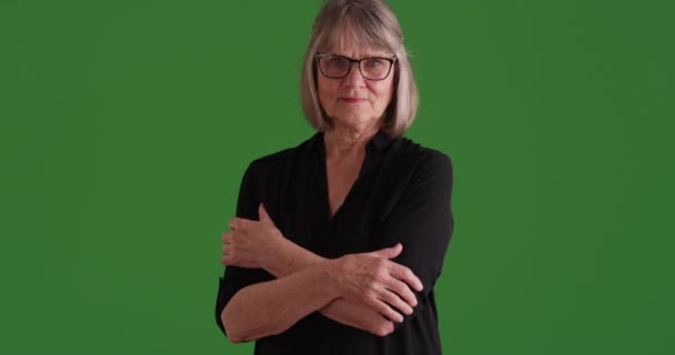 Σοβαρή Ηλικιωμένη Γυναίκα Σταυρωμένα Χέρια Που Δείχνει Απογοητευμένη Στην Πράσινη — Αρχείο Βίντεο