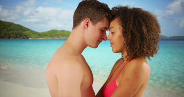 Zbliżenie Mieszanej Rasy Para Przytulanie Razem Tropikalnej Plaży — Wideo stockowe