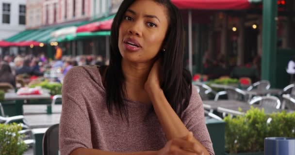 Pov Tiro Vídeo Mulher Negra Chamando Médico Sobre Dor Pescoço — Vídeo de Stock