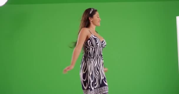 Vacker Bekymmerslös Spansktalande Kvinna Virvlande Solklänning Grön Skärm Grön Skärm — Stockvideo