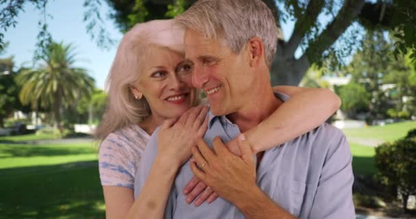 Heureux Couple Âgé Amoureux Assis Parc Aimant Couple Personnes Âgées — Video