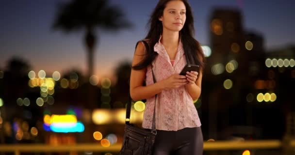 Het Jonge Blanke Meisje Gebruikt Haar Telefoon Terwijl Stad Millennial — Stockvideo
