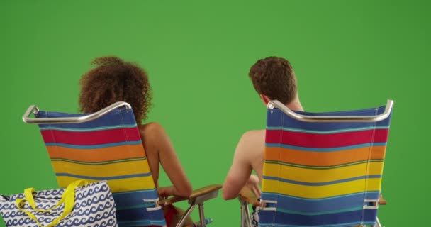 Yeşil Ekranda Plaj Sandalyelerinde Oturan Çiftin Yakın Çekimi Anahtar Birleşik — Stok video