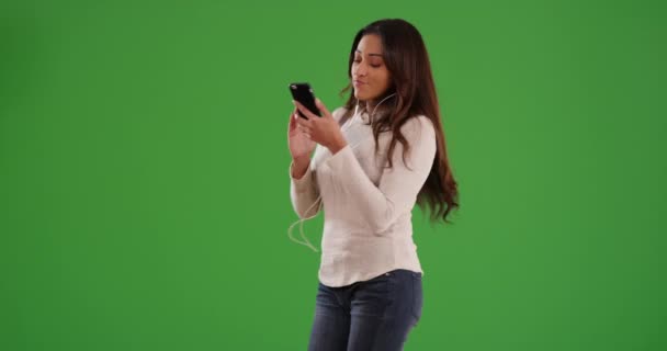 Çekici Spanyol Kadın Cep Telefonundan Müzik Dinliyor Yeşil Ekranda Dans — Stok video