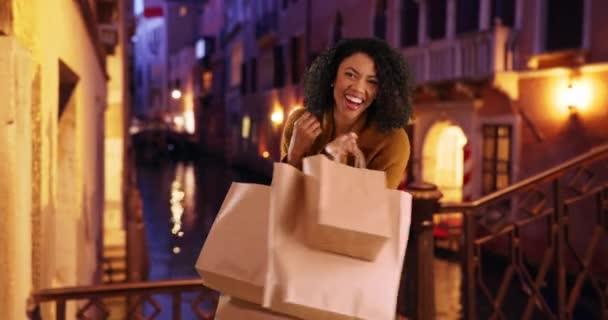 Elegante Jovem Mulher Negra Turista Compras Veneza Noite Pára Para — Vídeo de Stock
