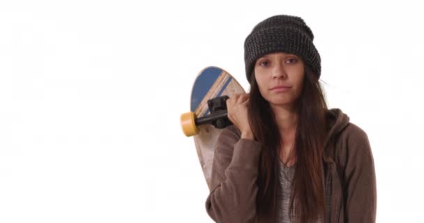 Ragazza Millenaria Tenendo Skateboard Sopra Spalle Guardando Fotocamera Sfondo Bianco — Video Stock