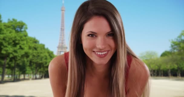 프랑스 외곽의 카메라 앞에서 미소짓고 키스하는 파리에 탑에서 귀엽고 장난기많은 — 비디오
