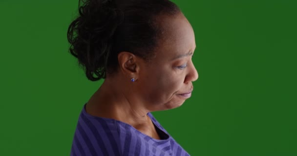 Una Mujer Negra Mayor Mira Tristemente Por Ventana Pantalla Verde — Vídeo de stock