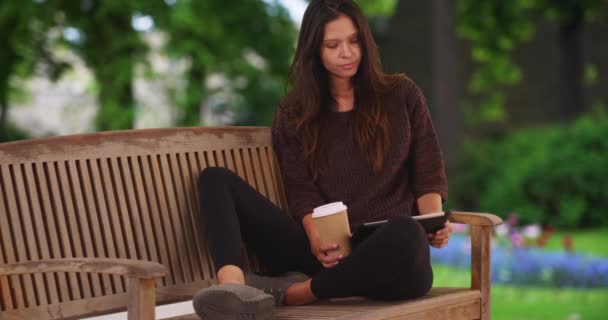 Millennial Donna Seduta Sulla Panchina Del Parco Con Aiuola Utilizzando — Video Stock