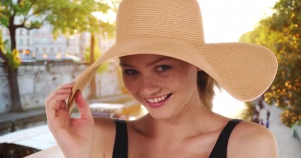 Paris Sarkık Şapka Takan Güzel Beyaz Kız Gülümsüyor Mutlu Kadın — Stok video