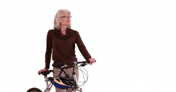 Portret Uroczej Starszej Kobiety Stojącej Rowerze Patrzącej Coś Poza Kamerą — Wideo stockowe