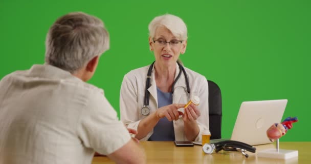 Médico Senior Recetando Medicamentos Pacientes Edad Avanzada Pantalla Verde Pantalla — Vídeos de Stock