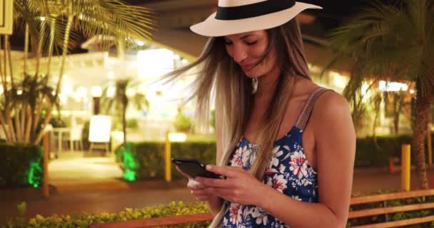 Happy Woman Floral Romper Fedora Texting Phone Tropical Resort Millennial — Stock Video