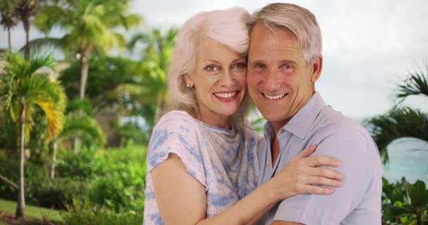 Lächelndes Senioren Paar Blickt Die Kamera Glückliches Älteres Paar Das — Stockvideo