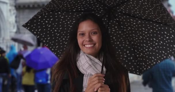 Turistka Usmívá Benátkách Během Dešťové Bouře Usmívá Kamery Millennial Žena — Stock video