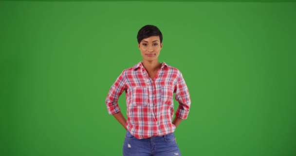 Aantrekkelijk Zwart Vrouwtje Flanellen Hemd Jeans Groen Scherm Groen Scherm — Stockvideo