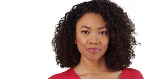 Крупный План Привлекательной Черной Женщины Красивой Улыбкой Белом Фоне Копирайтом — стоковое видео
