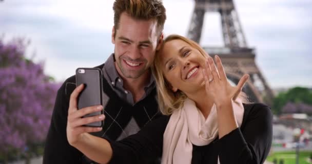 Fröhliches Brautpaar Bei Einem Selfie Paris Liebevolle Männer Und Frauen — Stockvideo