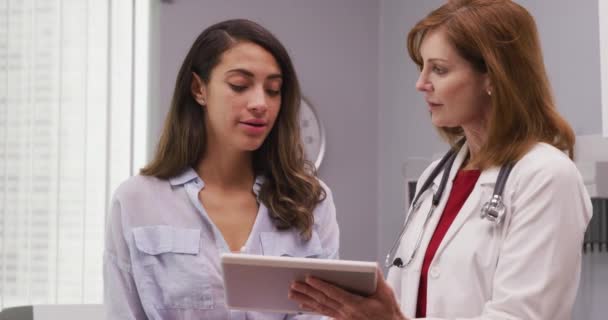 라시나 환자가 결과에 의사와 상담하는 낭만적 시설에 의사가 태블릿 장치를 — 비디오