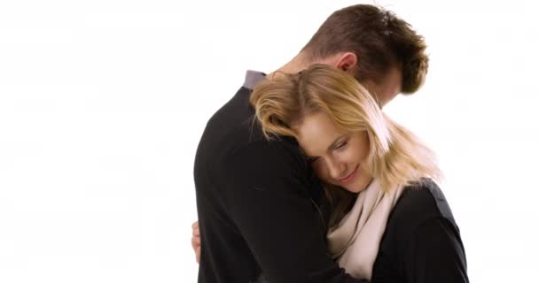 千禧年的男女情侣在爱的拥抱中 在白种人的背景前有着甜蜜时刻的当代夫妻 — 图库视频影像