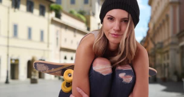 Nenucený Portrét Tisícileté Ženy Římě Jejím Skateboardem Hezká Běloška Drží — Stock video
