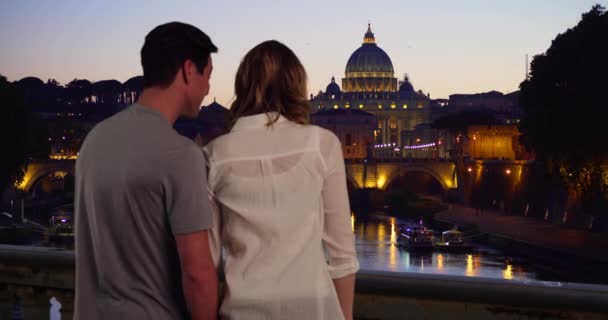 Jóvenes Matrimonios Disfrutan Vista Del Horizonte Roma Por Noche Alegre — Vídeos de Stock