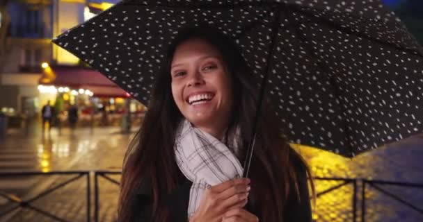 快乐的千禧年女性在巴黎街道上的夜晚 与波尔卡圆点伞 白人女人旋转着雨伞 在车流中嬉笑 — 图库视频影像