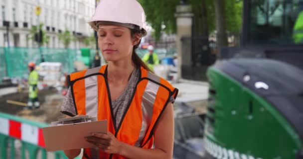 Mulher Trabalhadora Construção Chapéu Duro Colete Segurança Escrita Área Transferência — Vídeo de Stock