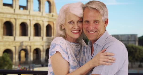 Fröhliches Reifes Paar Posiert Vor Dem Kolosseum Für Ein Porträt — Stockvideo