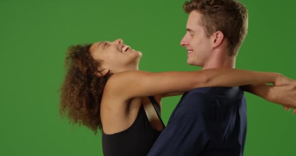 Pasangan Muda Yang Manis Memegang Satu Sama Lain Dengan Pakaian — Stok Video