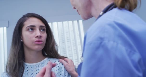 Ill Paziente Sesso Femminile Ricoverata Ospedale Viene Consolata Infermiera Anziana — Video Stock