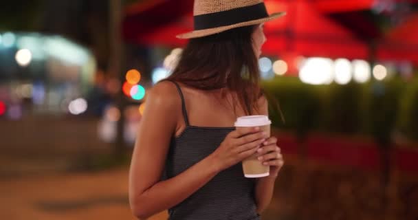 Gyönyörű Fiatal Fedorát Visel Város Utcáján Állva Esténként Kávéval Mosolygós — Stock videók