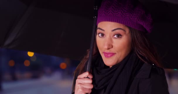 Close Portret Van Mooie Latina Vrouw Met Paraplu Een Spaanse — Stockvideo
