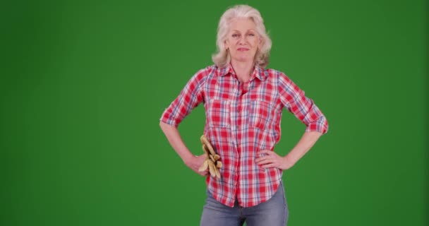 Flanel Tişörtlü Yeşil Ekranda Bahçe Eldivenleri Tutan Sevimli Yaşlı Kadın — Stok video