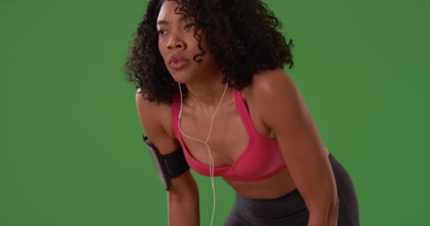 Sağlıklı Siyah Bayan Koşucu Akıllı Saati Sıfırlıyor Yeşil Ekranda Koşuyor — Stok video