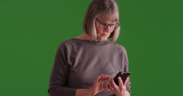 Vážná Starší Žena Která Používá Smartphone Aby Přečetla Další Tragické — Stock video