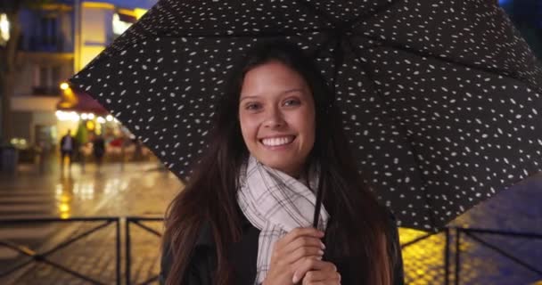 Turista Feminina Paris Noite Durante Uma Tempestade Chuva Sorrindo Para — Vídeo de Stock
