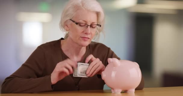 Atrakcyjna Dojrzała Kobieta Wkładająca Dolara Skarbonki Wesoła Starsza Pani Oszczędzająca — Wideo stockowe