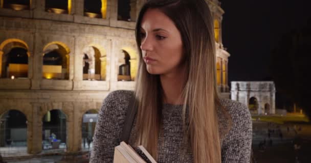 Eine Seriöse Studentin Aus Dem Millennium Die Rom Bücher Aus — Stockvideo