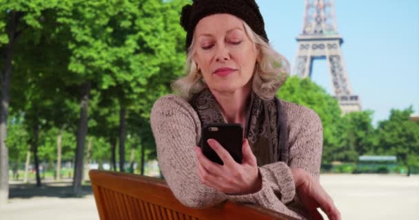 Jubilado Mayor Vacaciones París Sentado Banco Del Parque Mensajes Texto — Vídeos de Stock