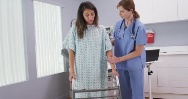 Paciente Ferido Tendo Assistência Enfermeira Com Muletas Caminhada Enfermeira Médica — Vídeo de Stock