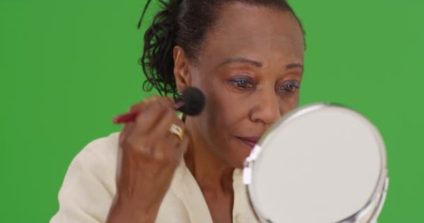一位年长的黑人妇女早上在浴室的绿色屏风上化妆 在绿色屏幕上键入或合成 — 图库视频影像