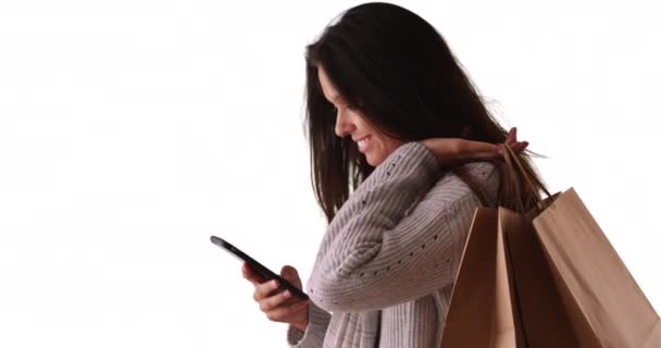 Mujer Milenaria Tomando Selfie Teléfono Mientras Lleva Bolsas Compras Sobre — Vídeo de stock