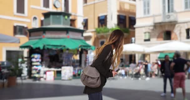 Chica Caucásica Sus Años Utilizando Teléfono Inteligente Para Las Direcciones — Vídeos de Stock